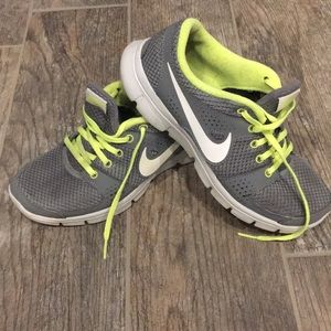 Nike Flex Experience RN size 7